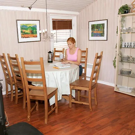 Three-bedroom Holiday In 10 *